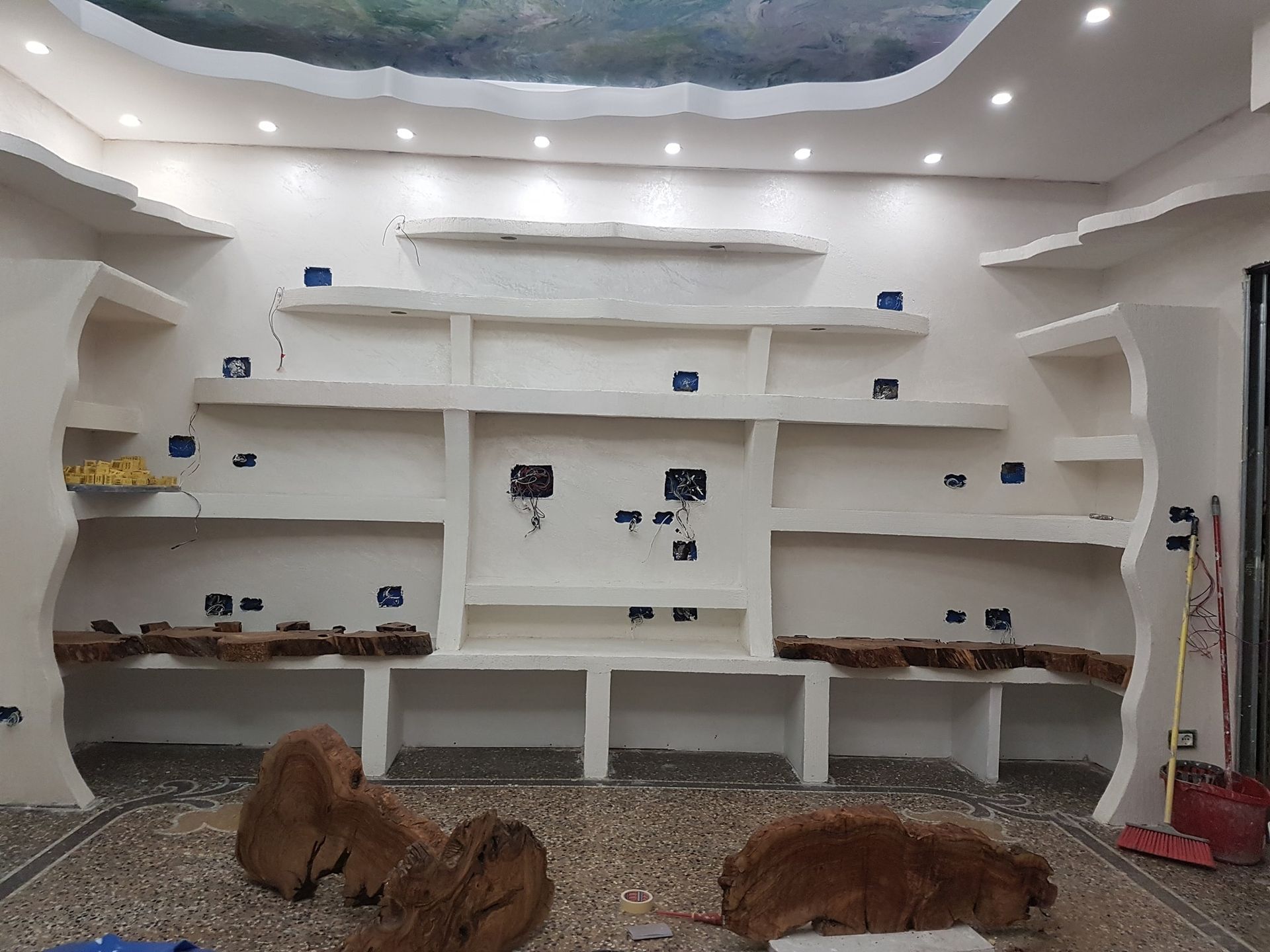 stanza con tanti scaffali in cartongesso su misura