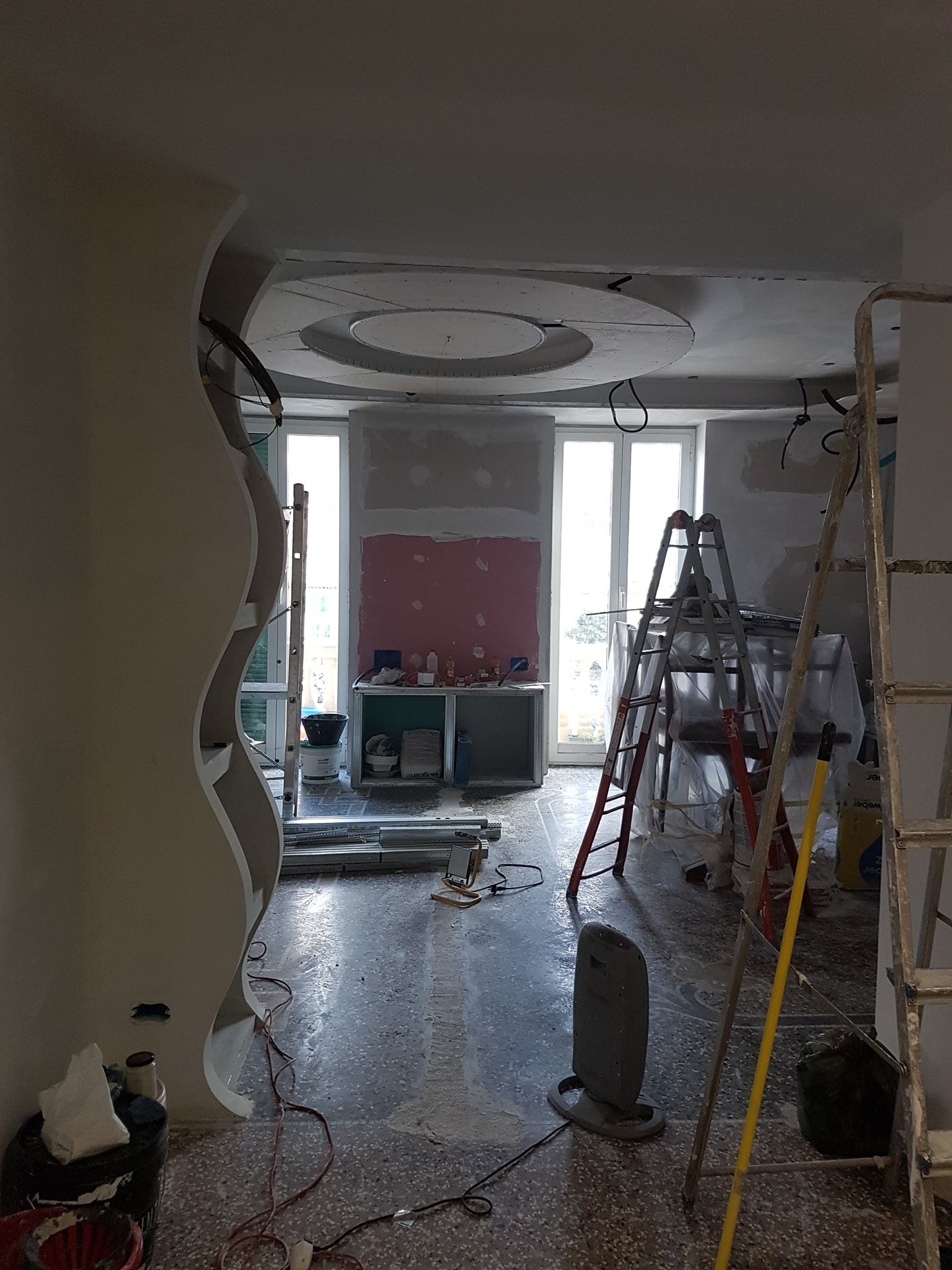 È in fase di ristrutturazione una stanza con soffitto decorato in cartongesso