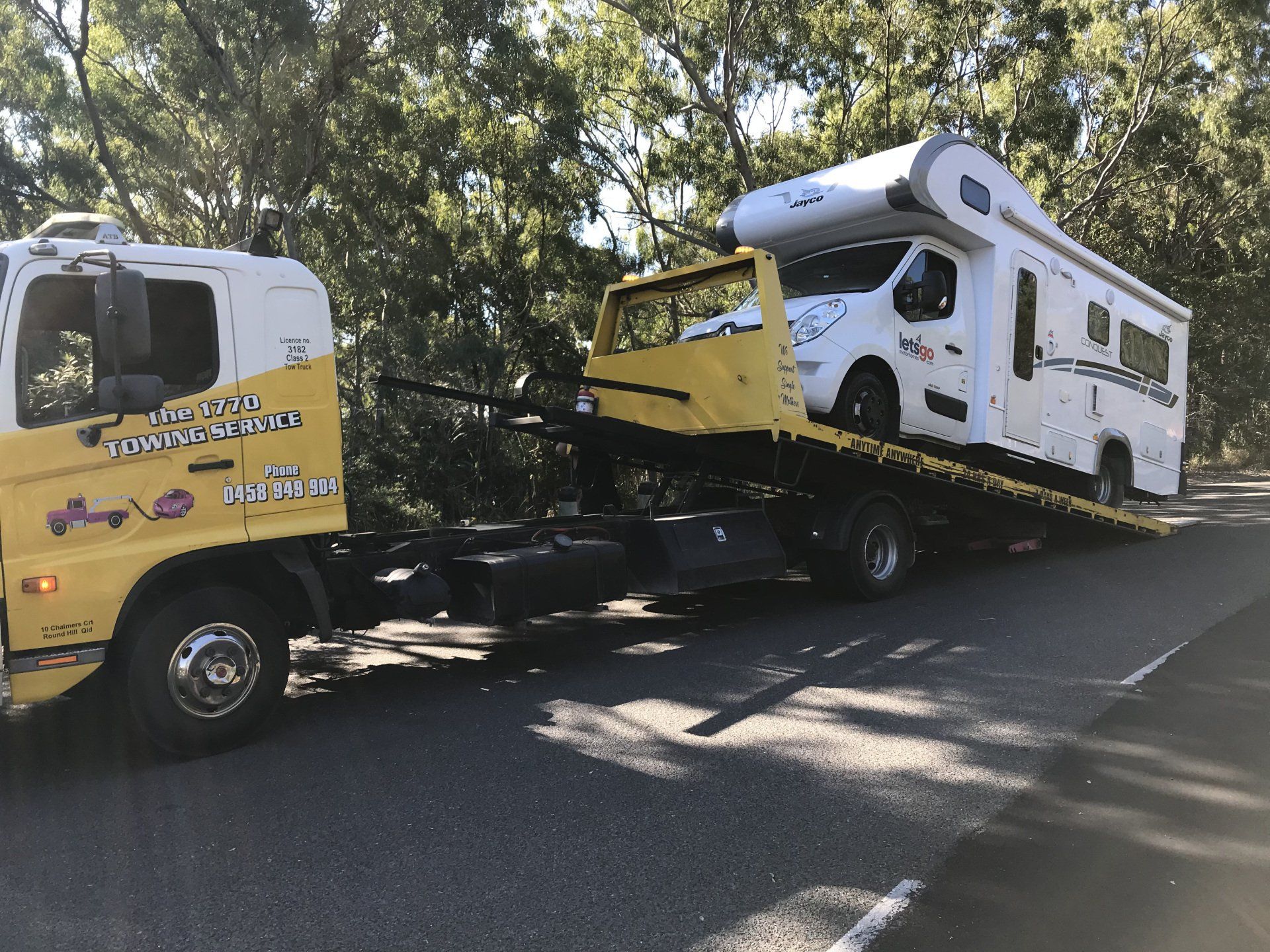 Lifting the Car - Agnes Water - The 1770 Towing Service