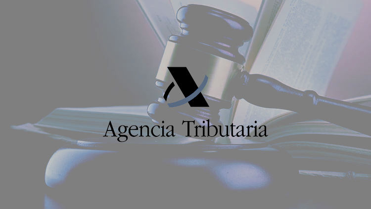 El mazo de un juez está encima de un libro abierto.