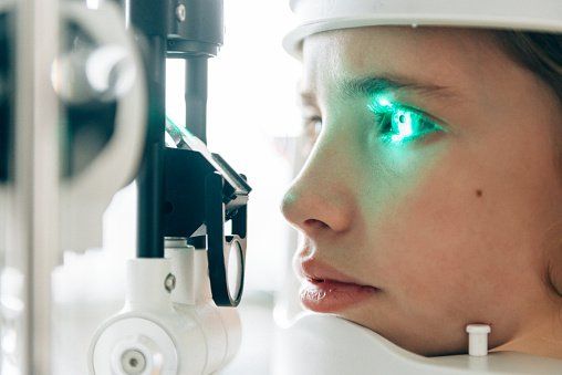 Donna si sottopone a test della cornea