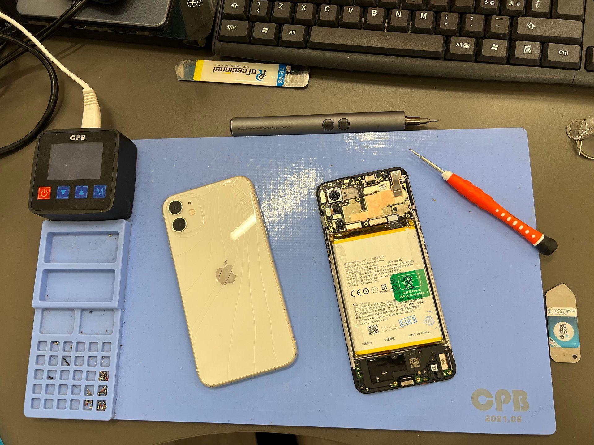 Tecnico YouPhone mentre effettua la riparazione di un iPhone a Palermo