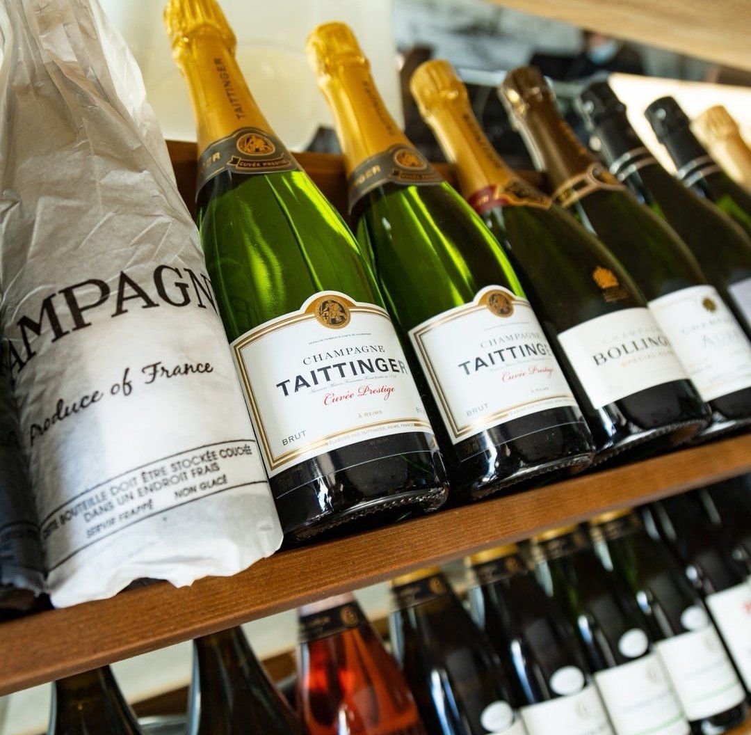 bottiglie di vino bianco e rosso