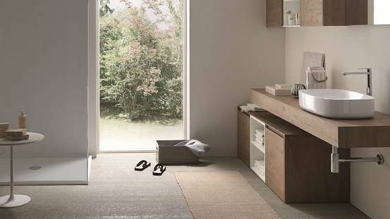 arredo bagno in legno chiaro