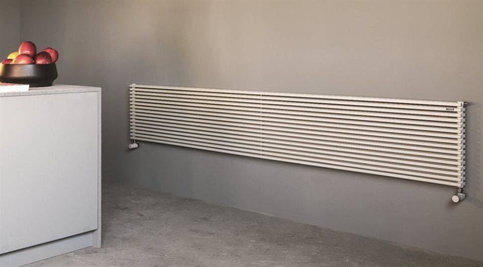 interni bagno con pavimento in laminato