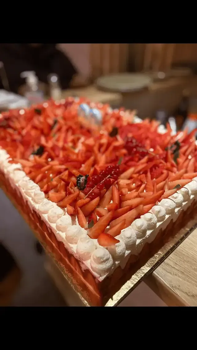 Gâteau aux fraises avec glaçage à la crème fouettée.