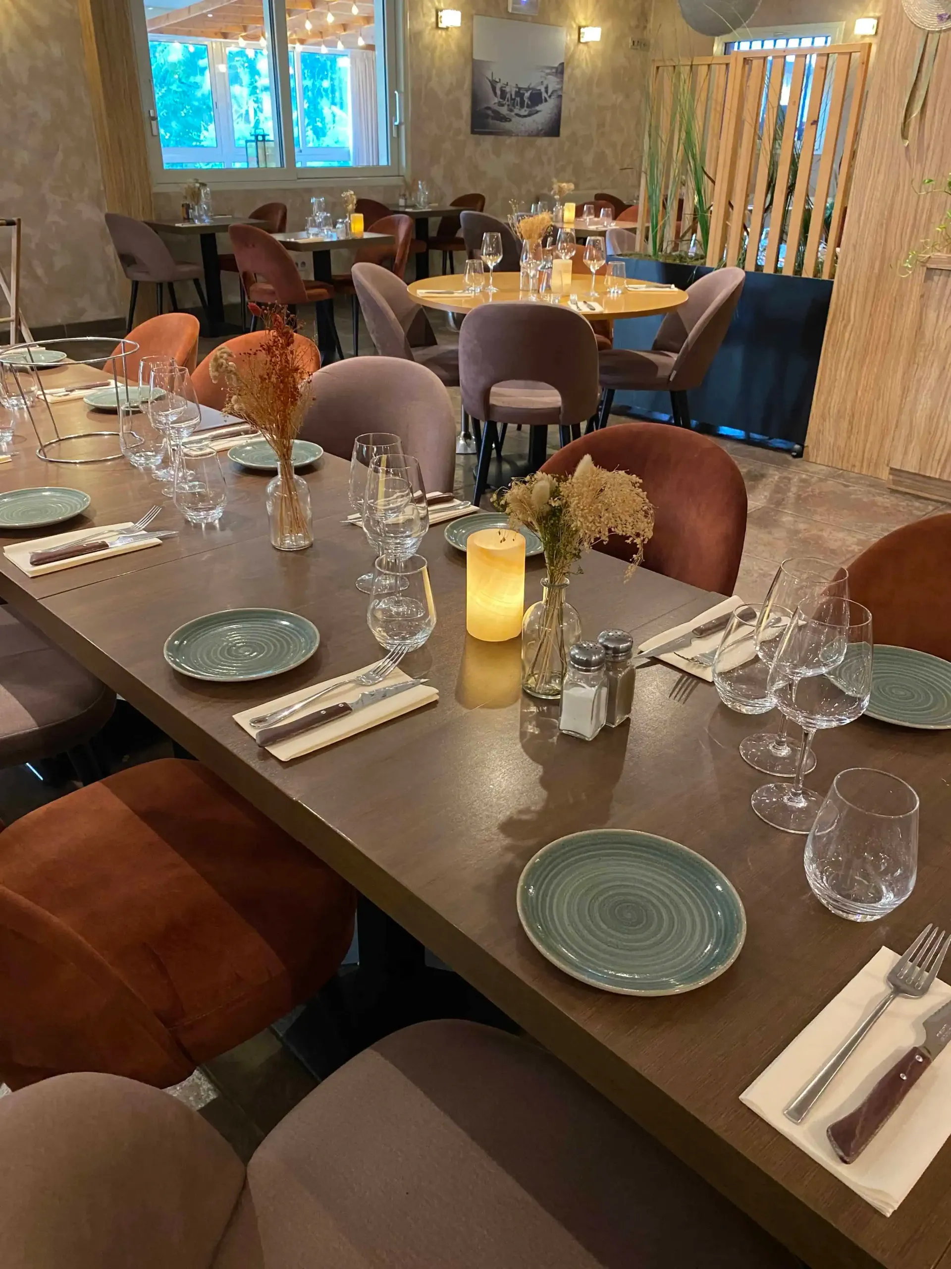 Ensemble de table à manger de restaurant pour un repas, avec chaises et bougie décorative.