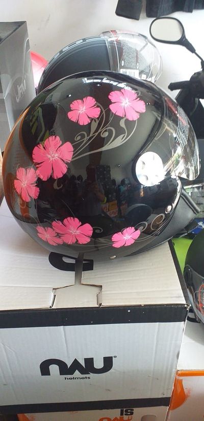 casco personalizzato con fiori rosa