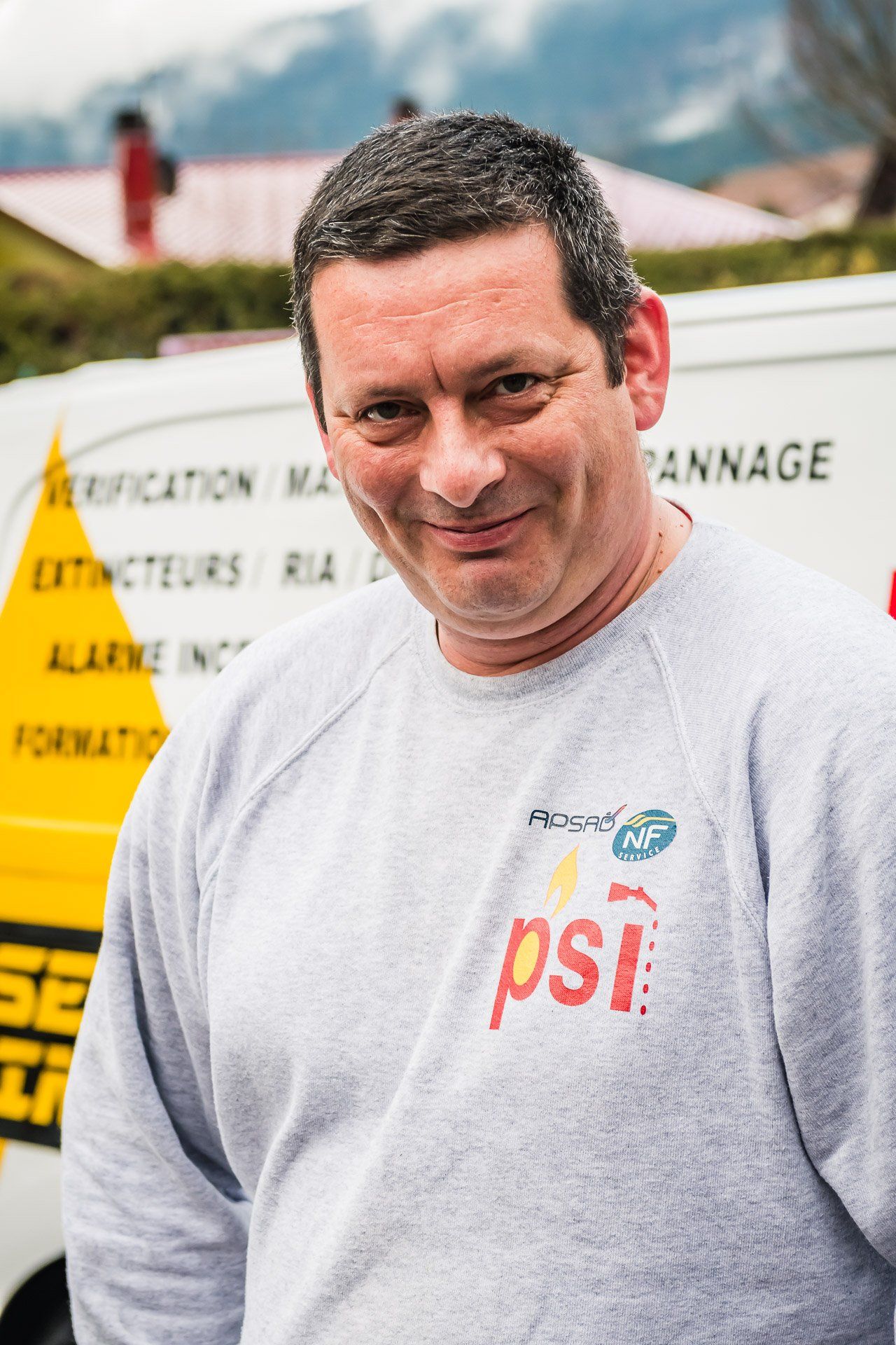 Un homme portant une chemise sur laquelle est écrit psi