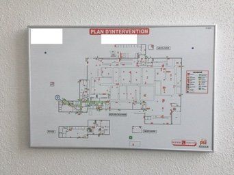 Un tableau blanc avec le mot plan dessus