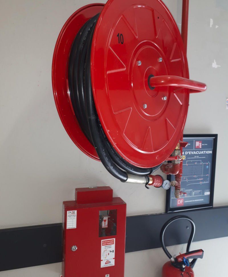 Un dévidoir de tuyau d'incendie rouge avec le numéro 10 dessus