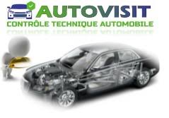 Un homme regarde l'intérieur d'une voiture.