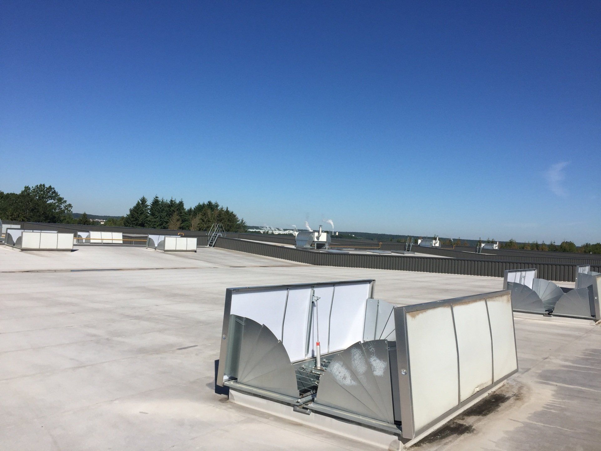 Le toit d'un immeuble avec un ciel bleu en arrière-plan