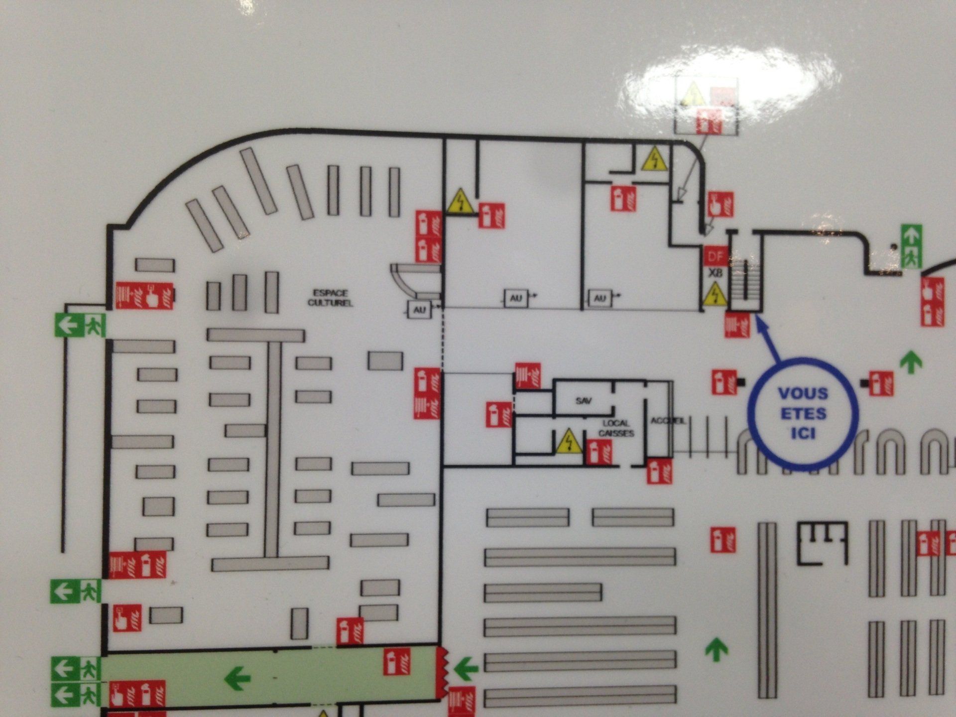 Une carte d'un bâtiment avec un cercle qui dit vous êtes ici