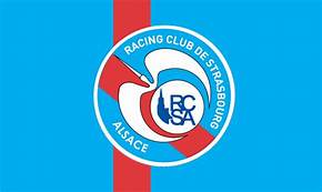 Le logo du racing club de strasbourg alsace est sur fond bleu.