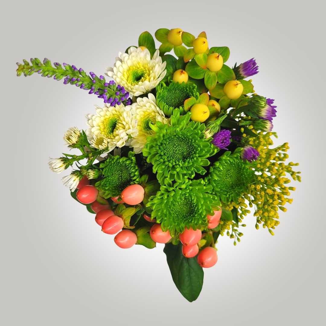 un ramo de flores con flores moradas y amarillas