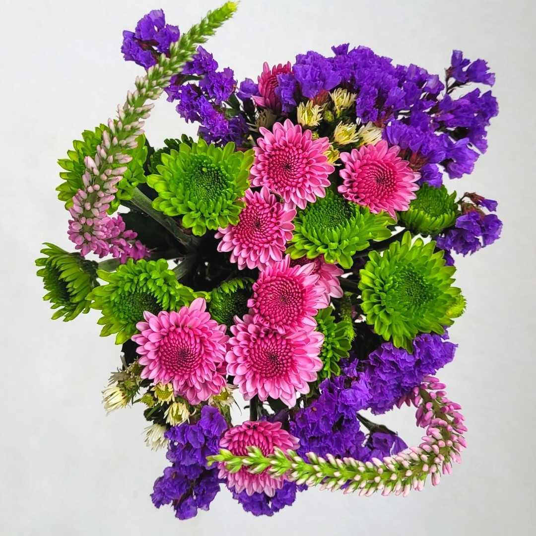 un ramo de flores rosas y moradas sobre un fondo blanco