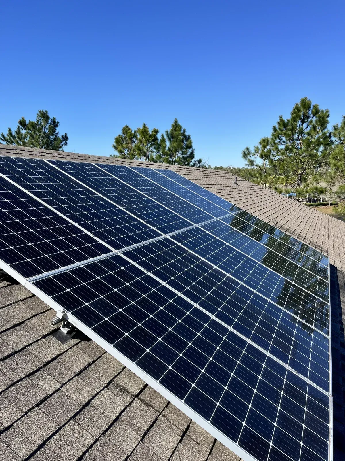 A row of solar panels sitting on top of a roof.