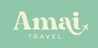 Logotipo de Amai Travel sobre fondo verde menta y fuente blanca. Un pequeño avión forma parte de la 