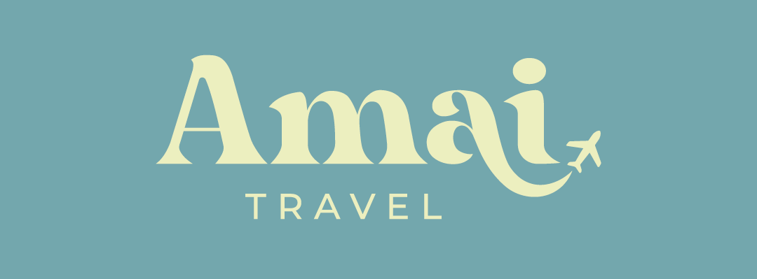 Logotipo de Amai Travel con texto en amarillo claro sobre fondo azul. La «i» representa un avión.