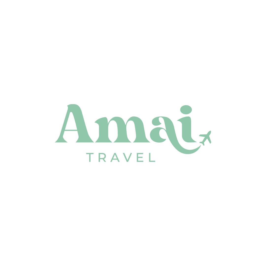 Logotipo de Amai Travel con texto verde claro: