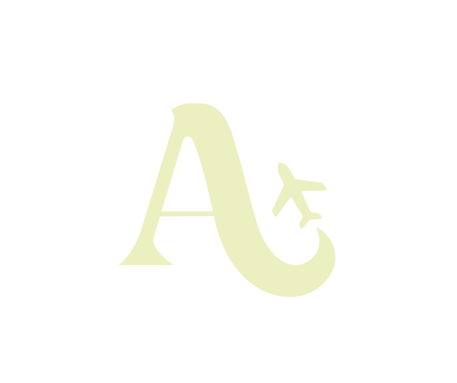 Logotipo de Amai Travel con texto en amarillo claro sobre fondo azul. La «i» representa un avión.