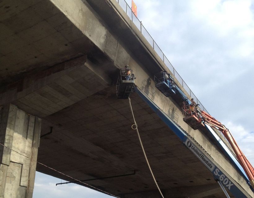 Le soleil brille à travers les fenêtres d'un immeuble en construction.