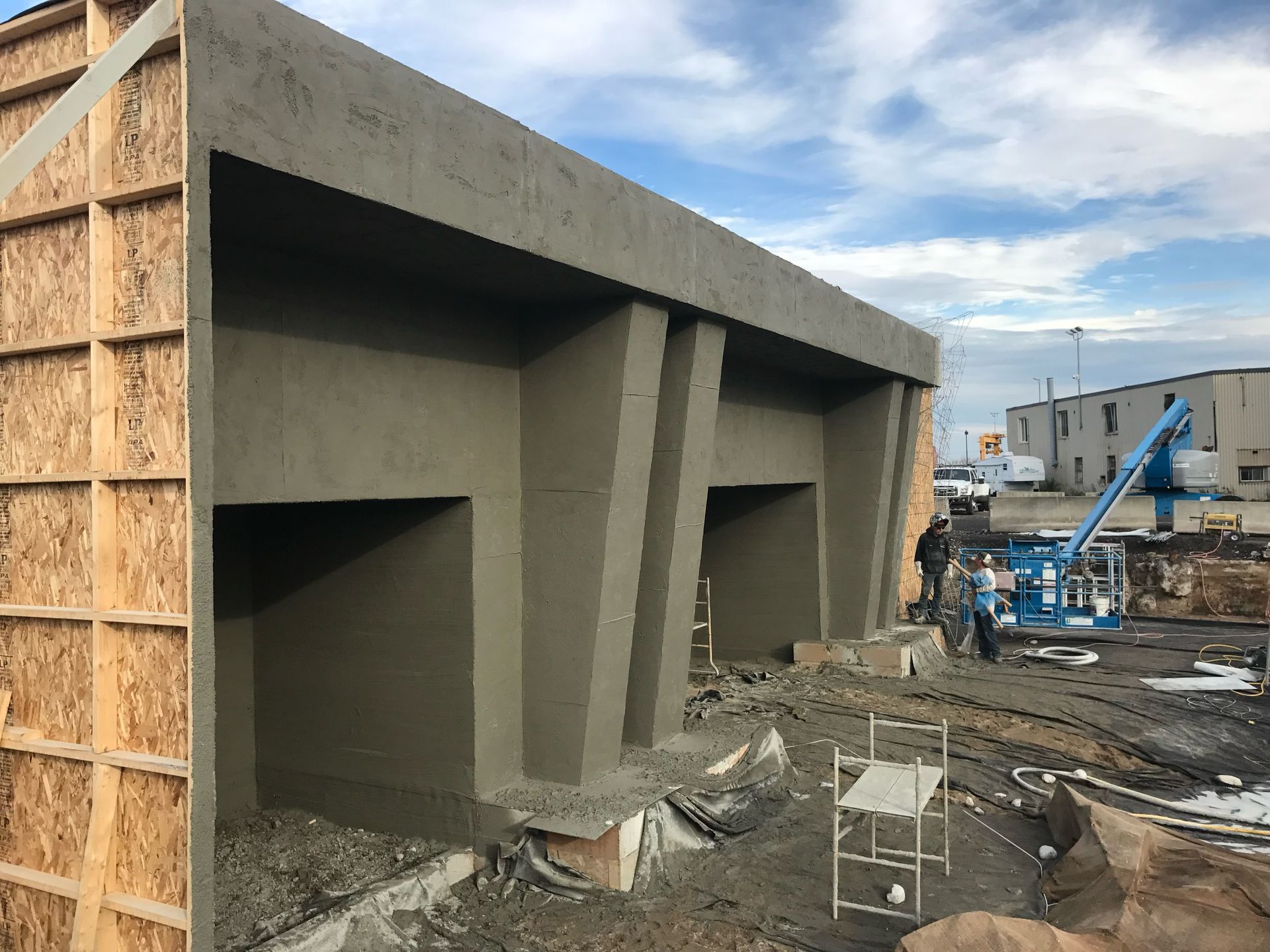 Un bâtiment en construction avec une grue en arrière-plan