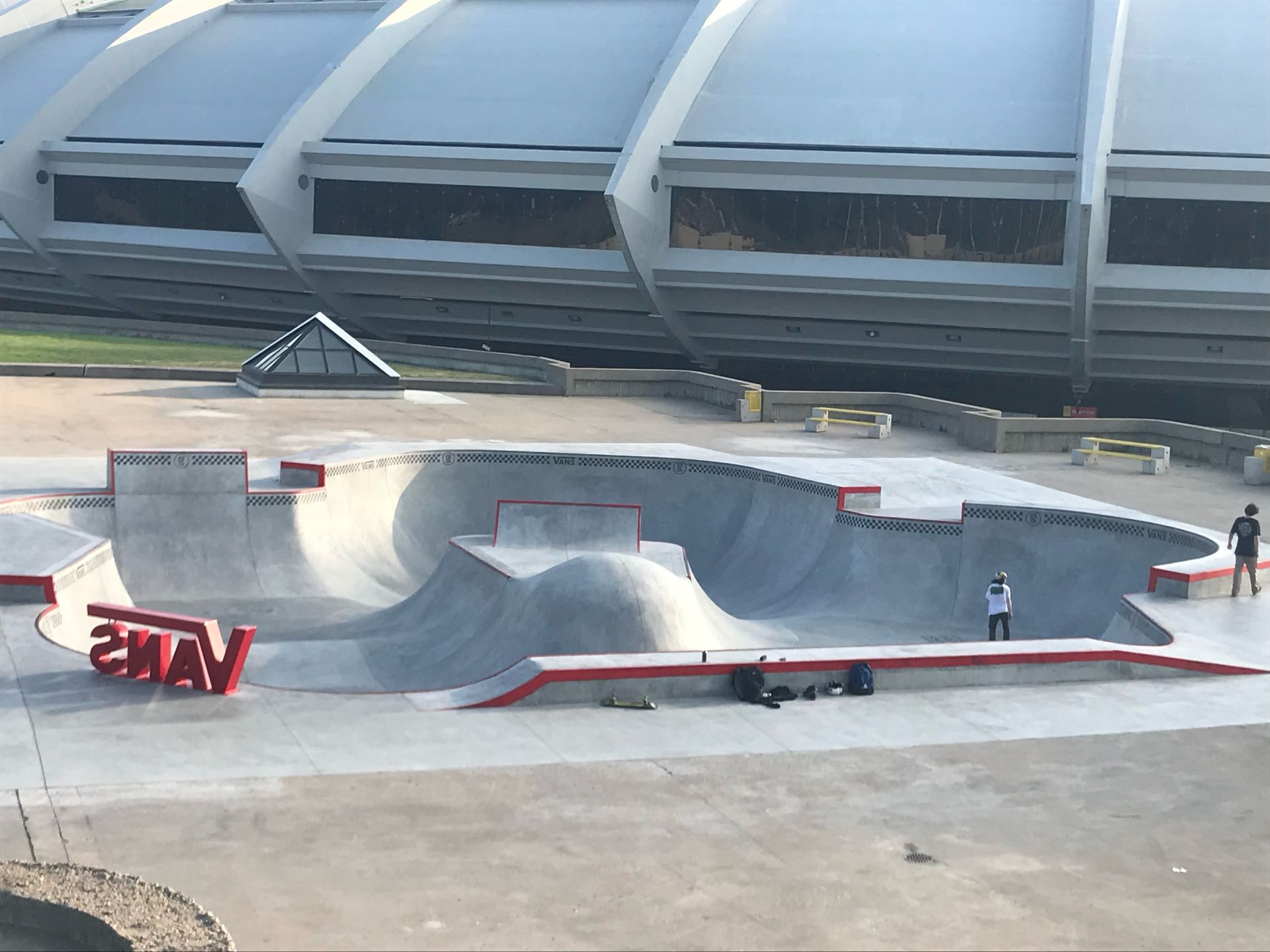 Une vue aérienne d un skate park avec un grand bâtiment en arrière-plan