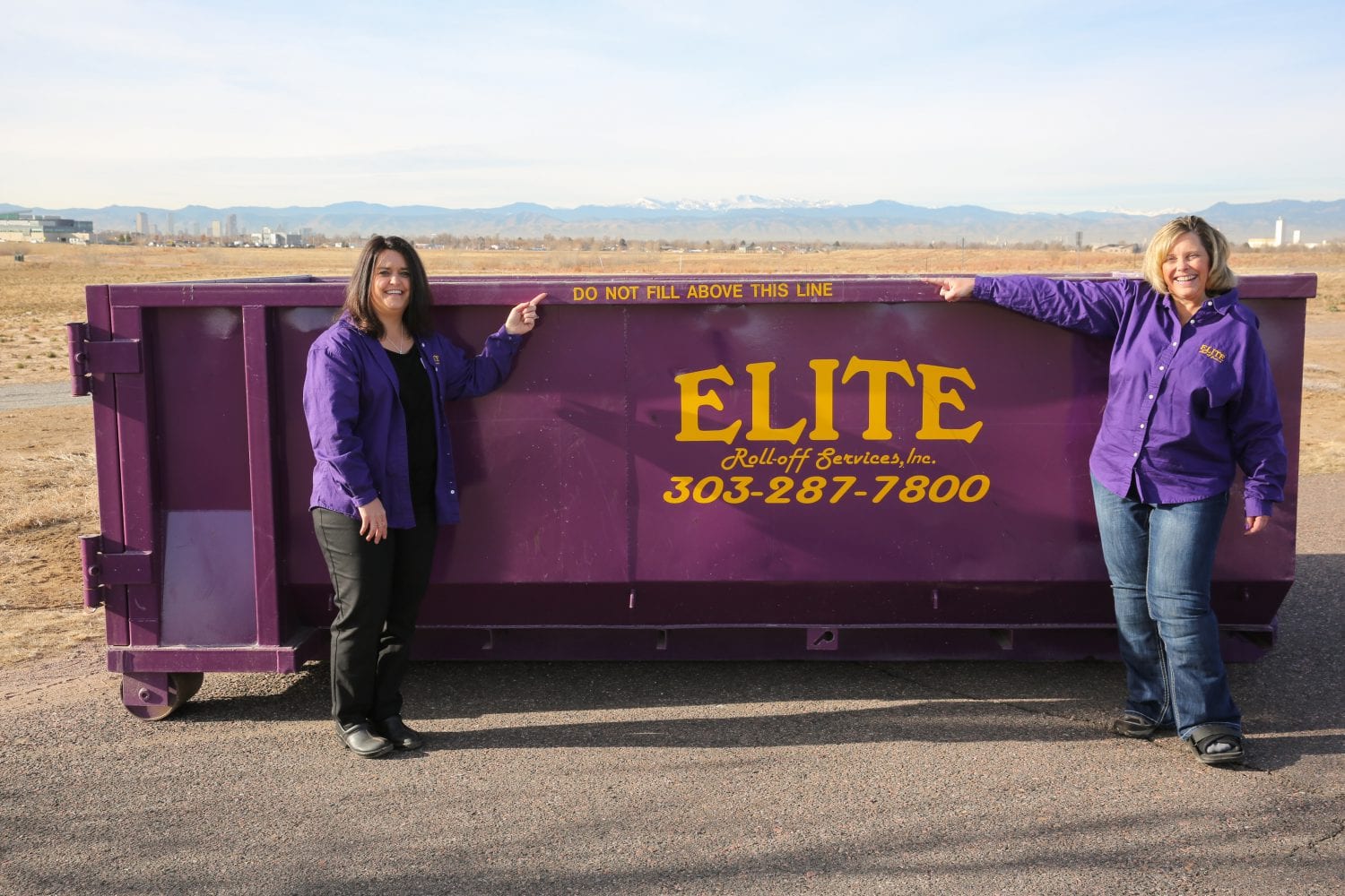 A dumpster truck with the word elite on it