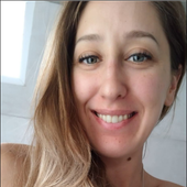 Mujer de cabello castaño claro, sonriendo, mirando directamente a la cámara.