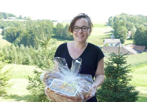 Eine Frau hält einen Korb mit Lebensmitteln in ihren Händen.