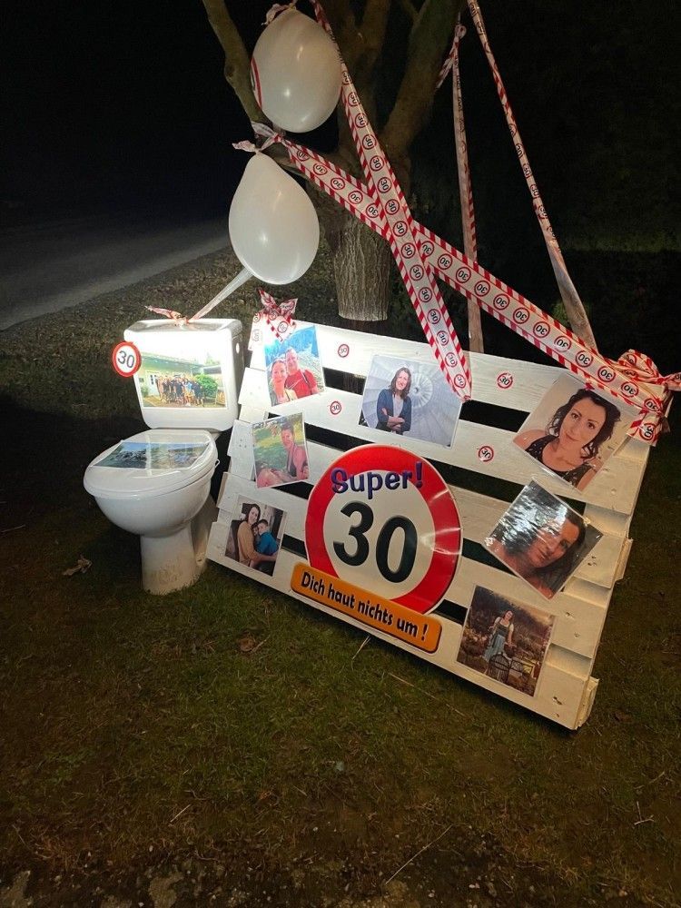 Ein Schild mit der Zahl 30 darauf