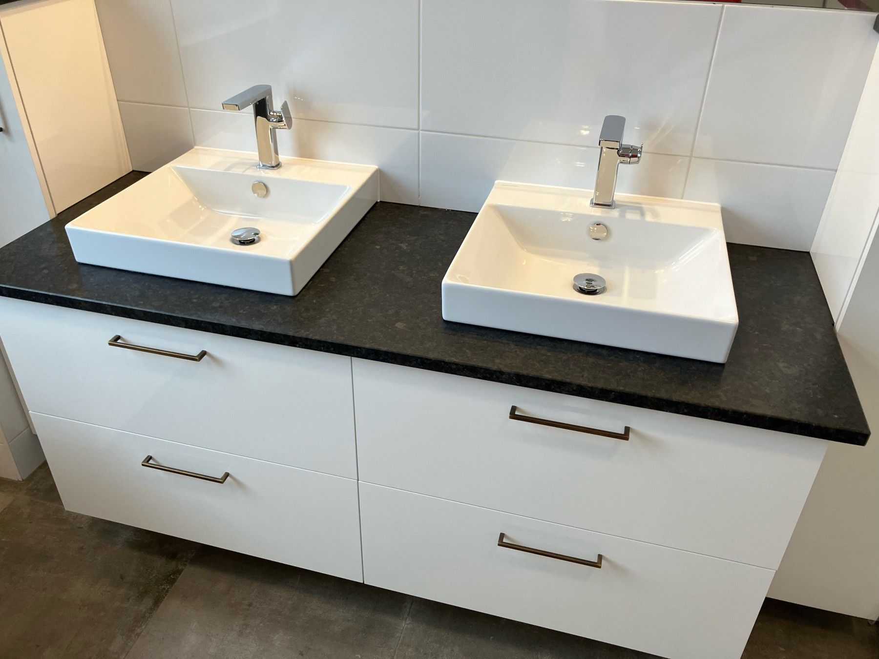 In einem Badezimmer stehen zwei Waschbecken auf einer Ablage.