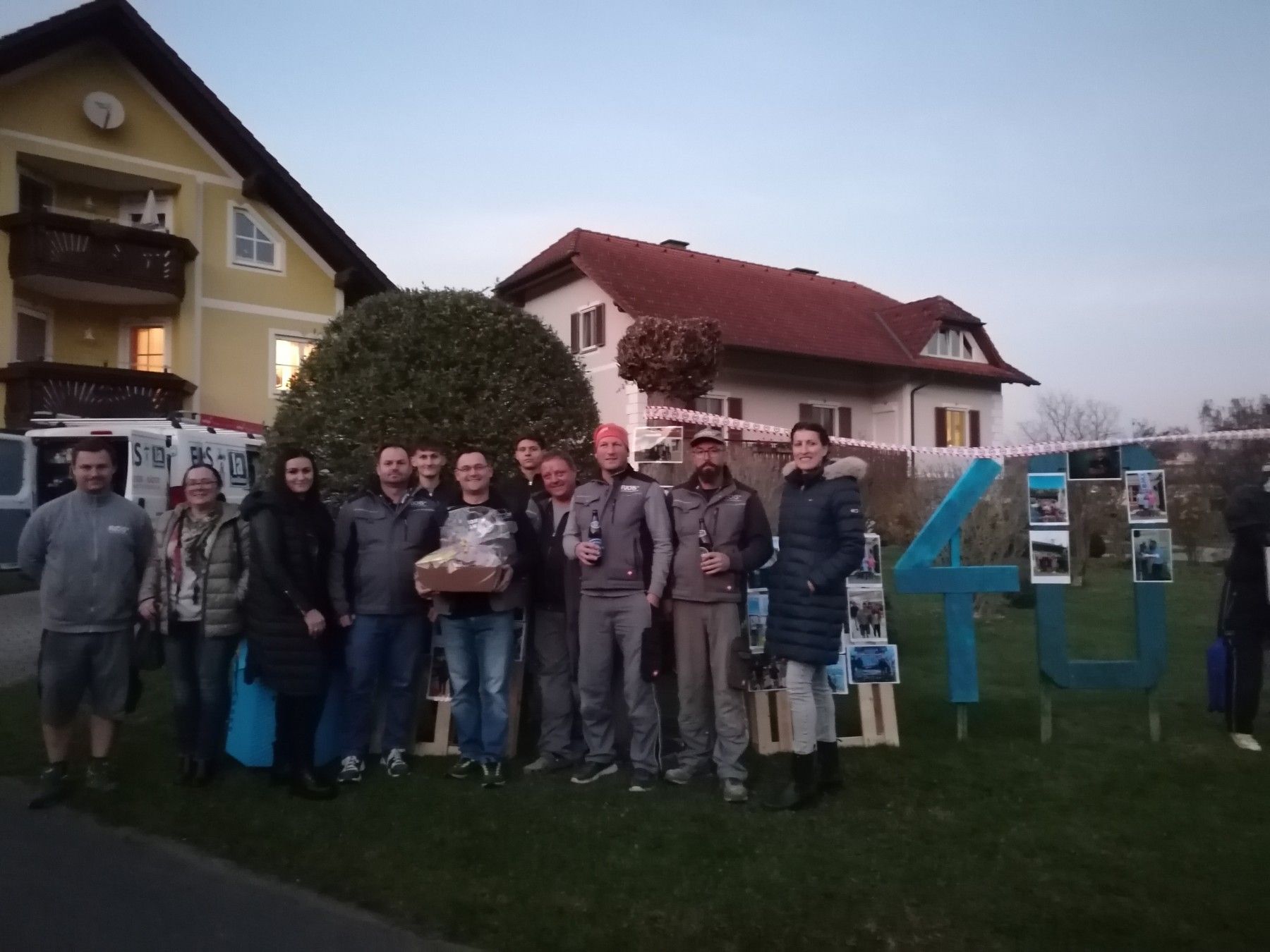 Eine Gruppe von Menschen steht vor einem Schild mit der Aufschrift 40