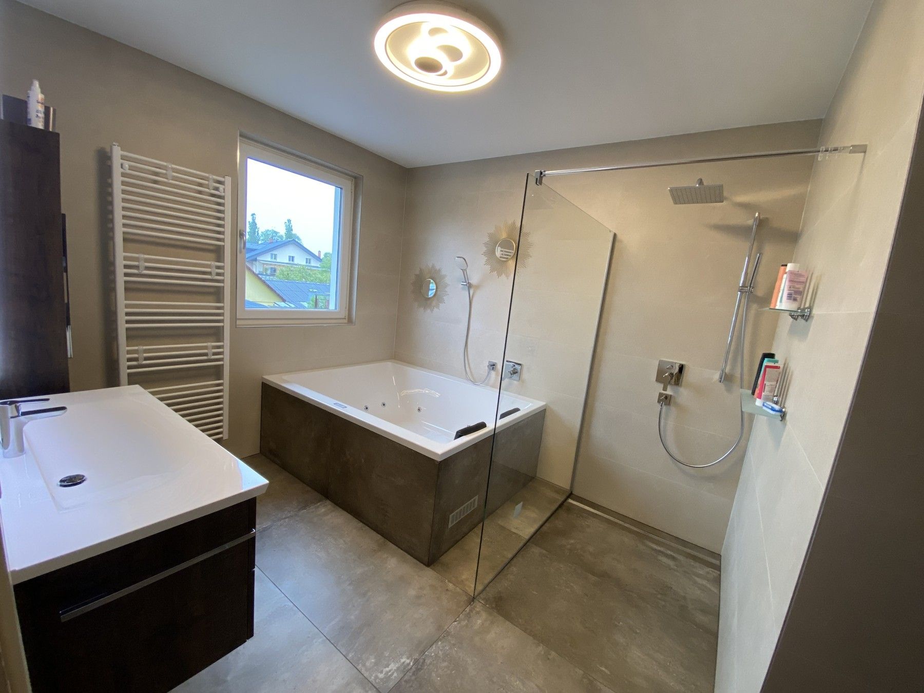 Ein Badezimmer mit Badewanne und ebenerdiger Dusche.