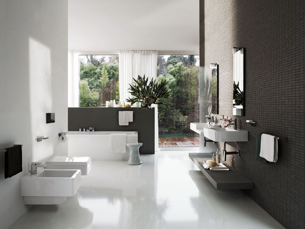 Ein Badezimmer mit zwei Waschbecken und einer Badewanne