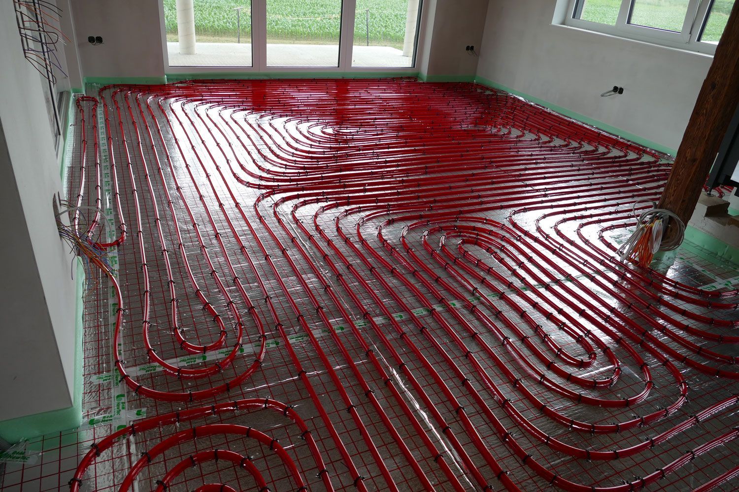Ein Raum mit vielen roten Rohren auf dem Boden.