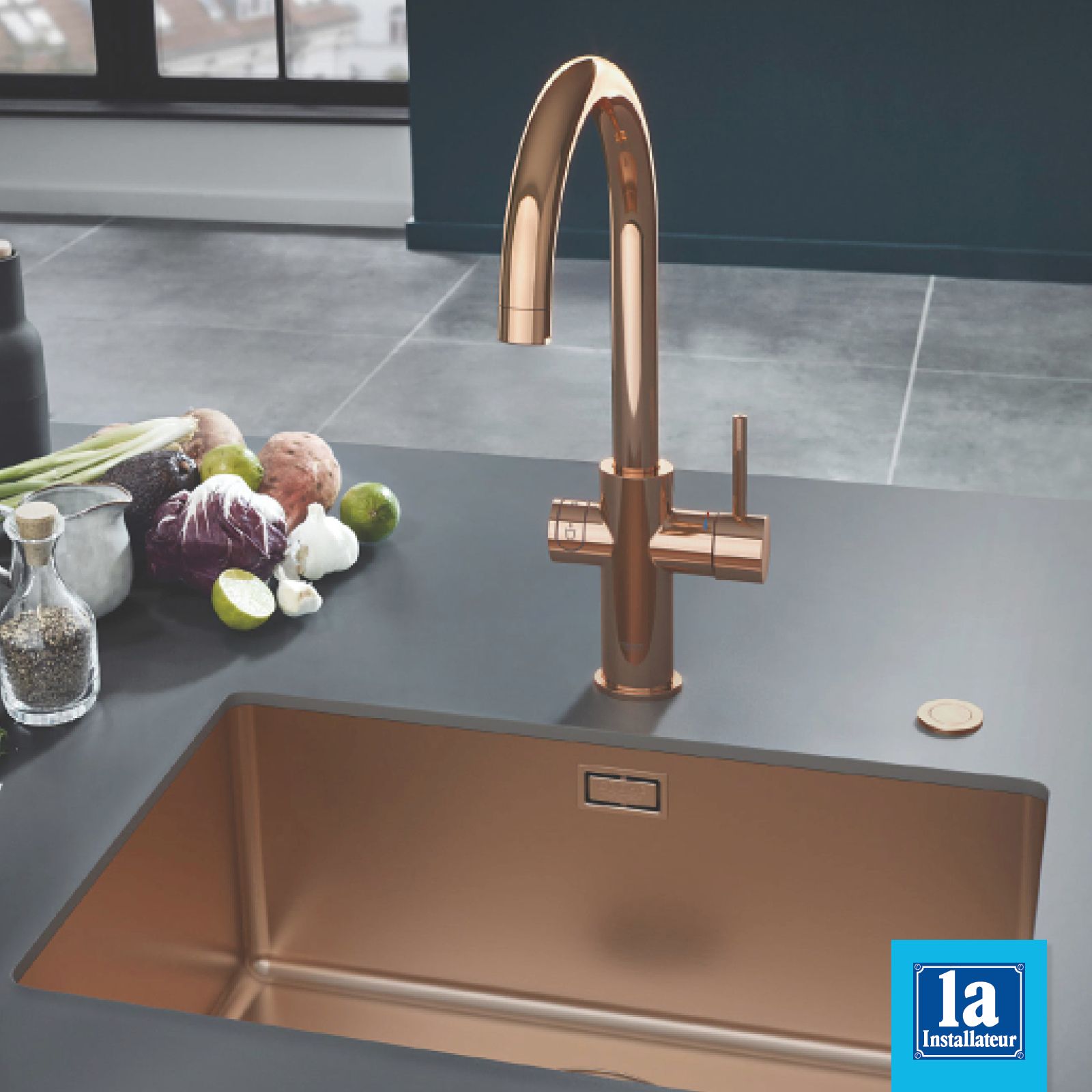 Eine Küchenspüle mit einem Kupferhahn und Gemüse auf der Theke