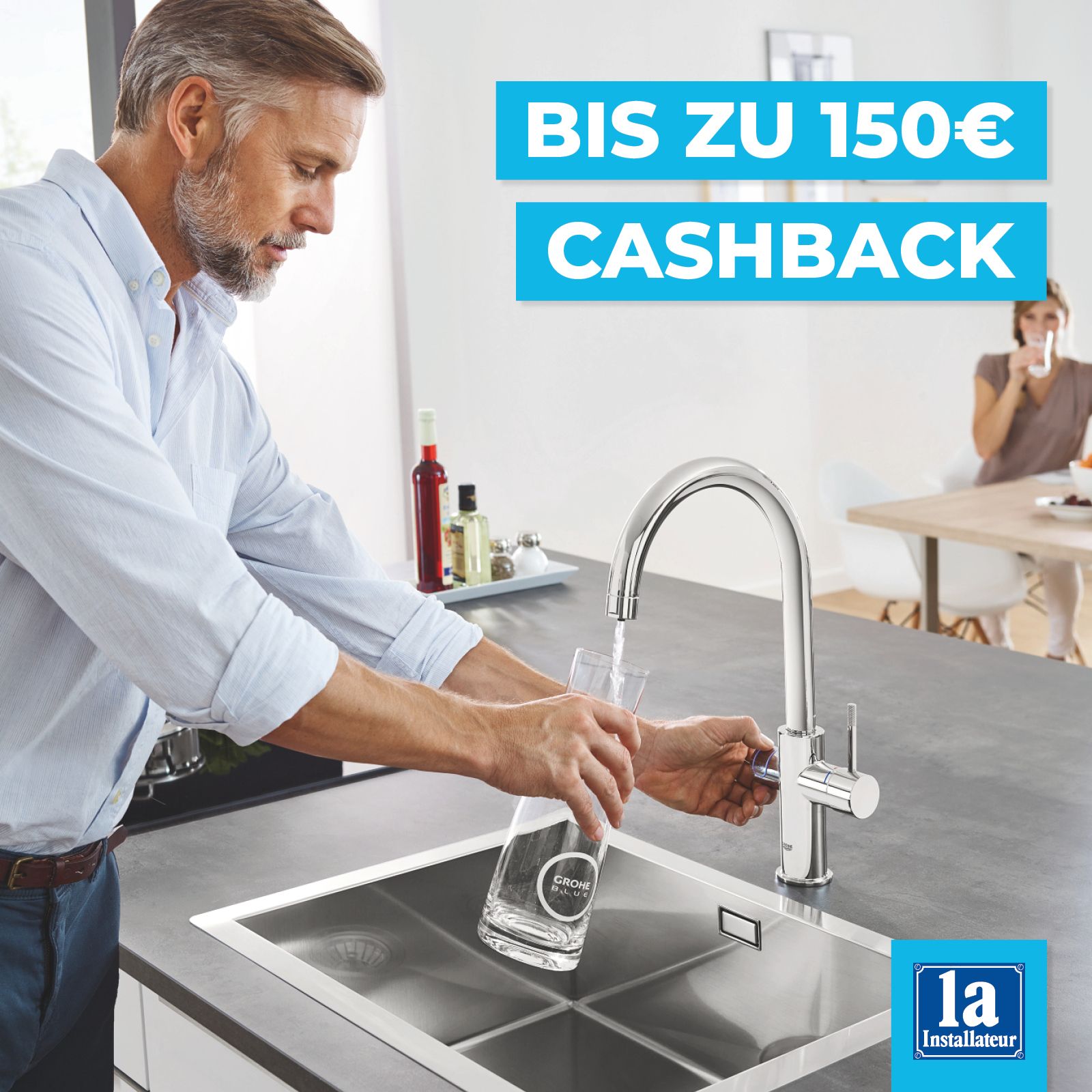 Ein Mann gießt Wasser in ein Glas in einer Küchenspüle.