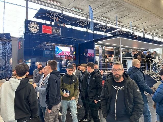 Eine Gruppe von Menschen steht vor einem Gebäude.