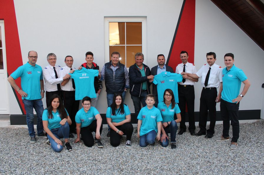 Eine Gruppe von Menschen, die mit angezogenen Hemden für ein Foto posieren