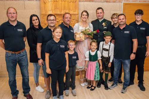 Eine Gruppe von Menschen posiert gemeinsam für ein Foto.