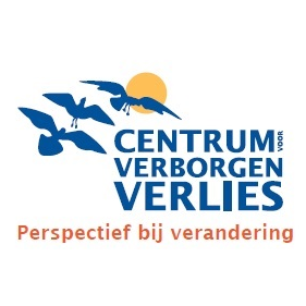 Logo voor het Centrum voor Verborgen Verlies, met de naam en drie vogels en een slogan.