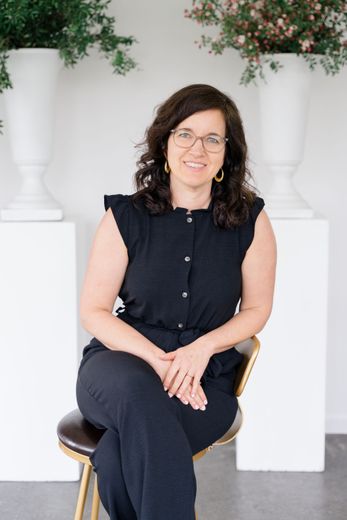 Columbus wedding florist sitting on a stool