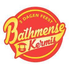 Een rood en geel logo voor bathmense kermis.