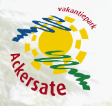 Een logo voor ackersate vakantiepark met zon en golven