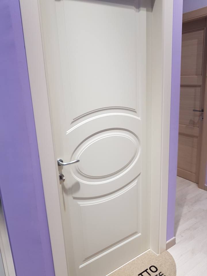 Porta bianca per interni con disegni personalizzati