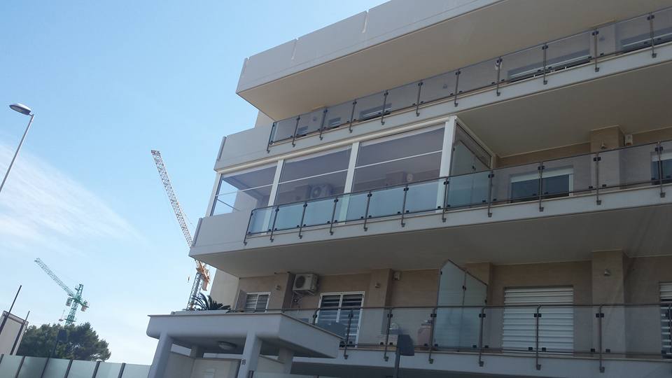 Balconi con ringhiera in ferro e vetro