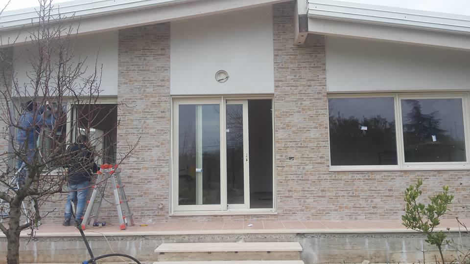 Porta finestra d'ingresso con ante scorrevoli